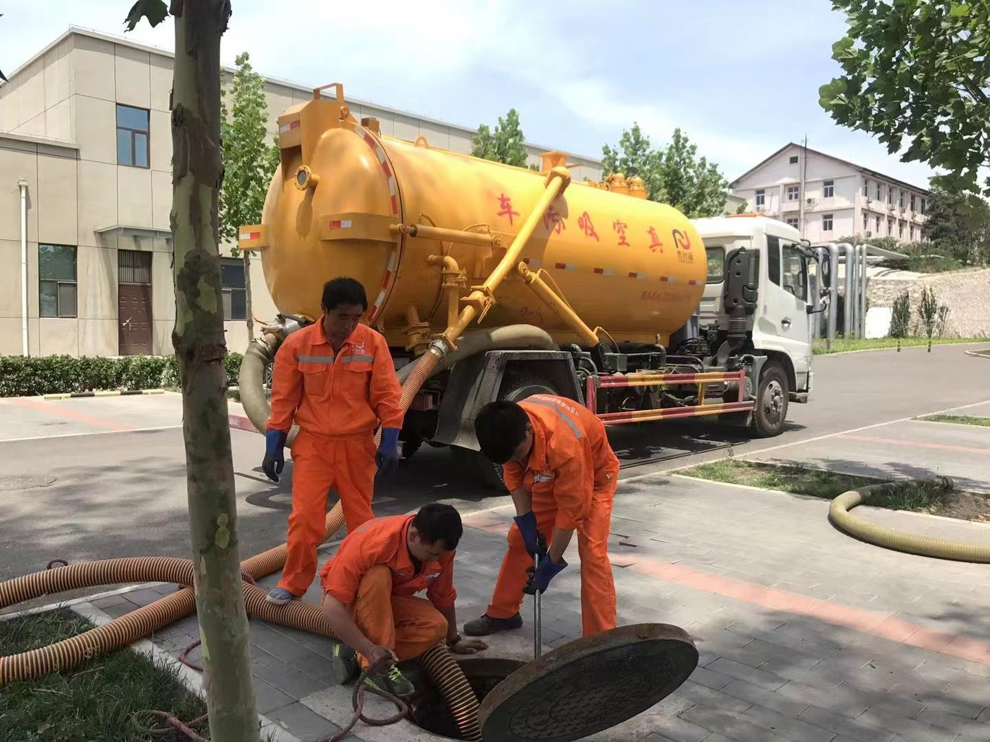 文安管道疏通车停在窨井附近