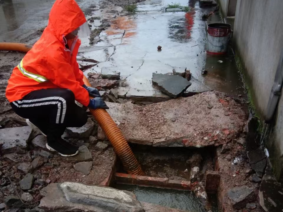 文安专业清理污水池 炜誉市政以规范流程守护城市 “肠道”