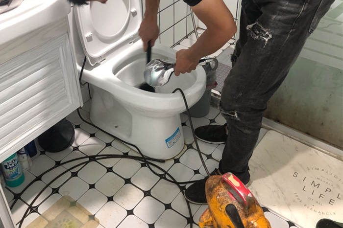 文安马桶堵塞自己疏通还是找师傅?专业上门服务让你省时更省心